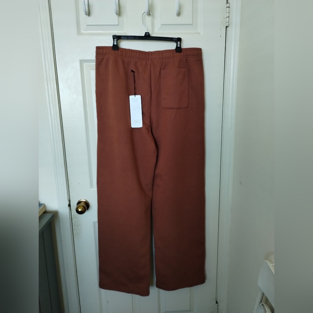 ALO YOGA RENOWN HEAVYWEIGHT SWEATPANTS RUST NEW SIZE XL NWT. - Picture 3 of 6